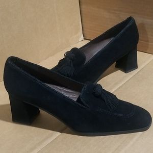 STUART WEITZMAN BLACK TASSEL ACCENT PUMPS